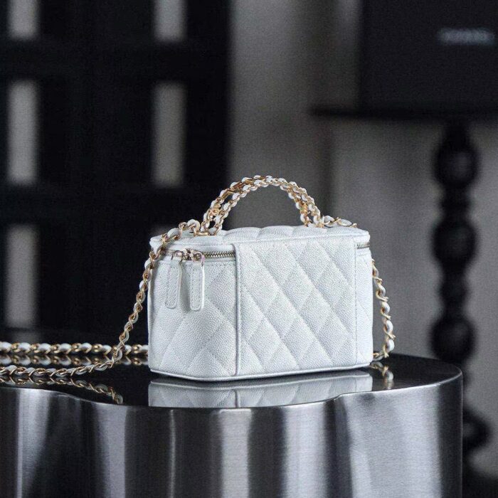 CHANEL Vanity with Chain1