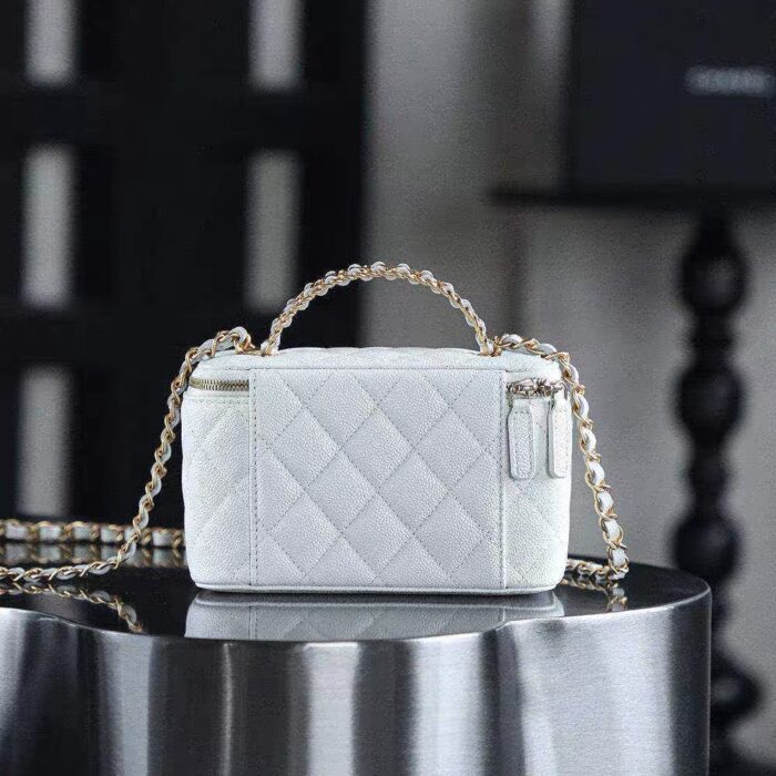 CHANEL Vanity with Chain2