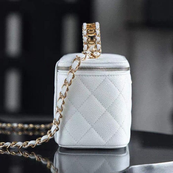 CHANEL Vanity with Chain3