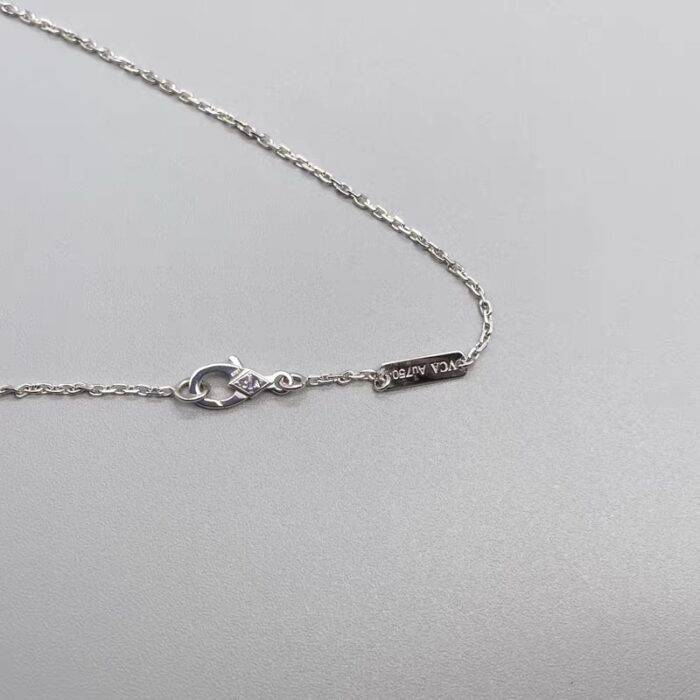 Van Cleef & Arpels Vintage Alhambra pendant 18K white gold, Chalcedony4